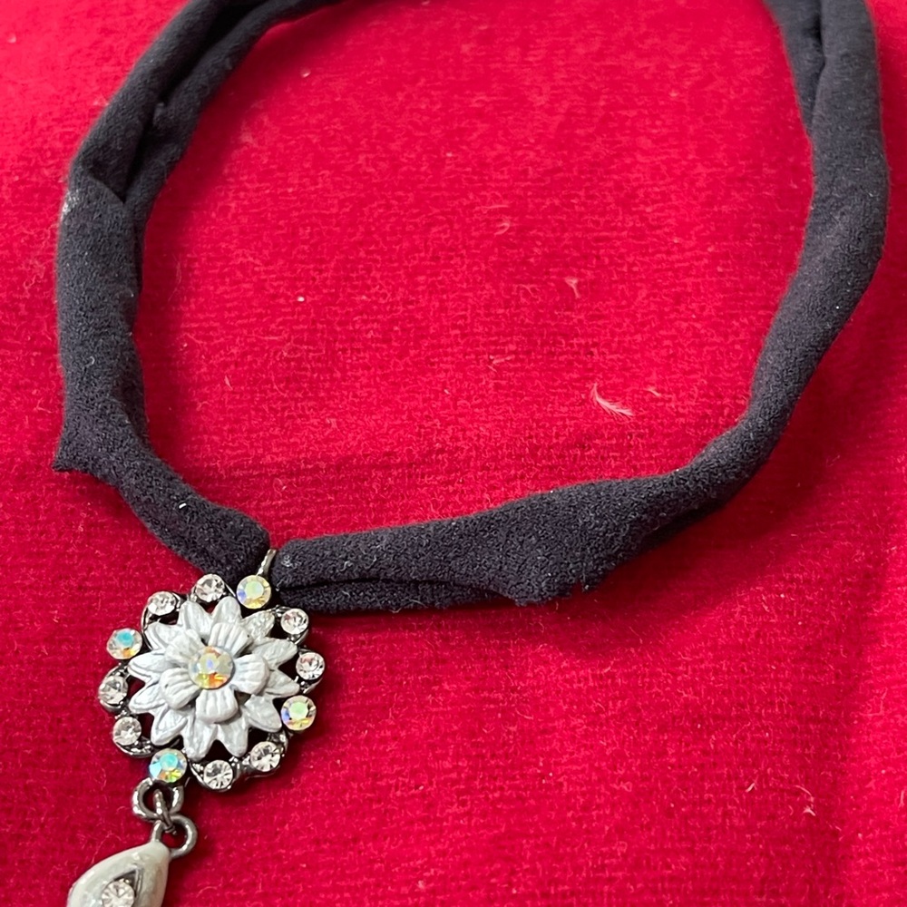 Elegant Black and Silver Floral Pendant Necklace